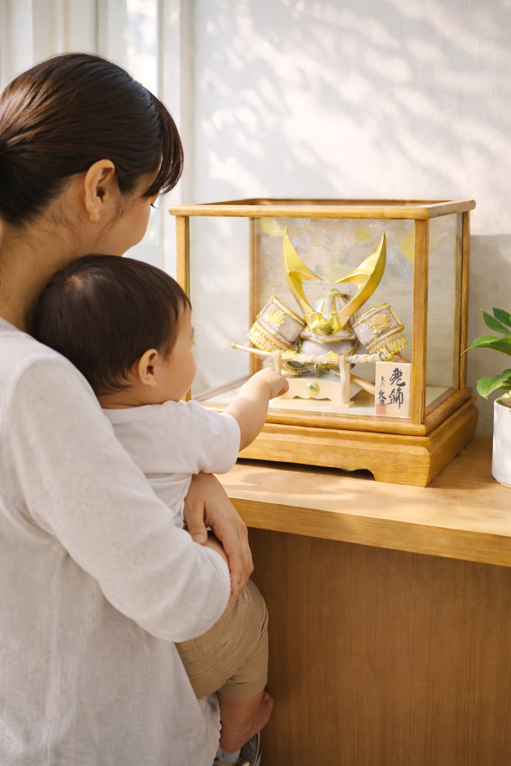 久月 五月人形 兜 白 ガラス ケース飾り コンパクト 小さい 軽量