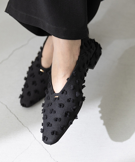 Uカット ゴールドアクセント ローヒール パンプス
