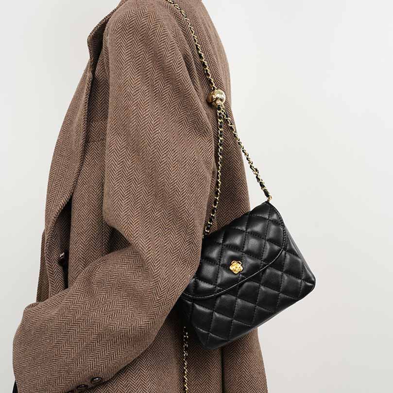 本革 バッグ ブラック×ゴールド金具本革ハンドバッグ レディース 実用