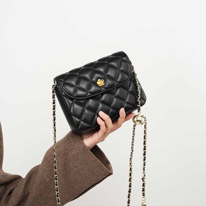 本革 バッグ ブラック×ゴールド金具本革ハンドバッグ レディース 実用