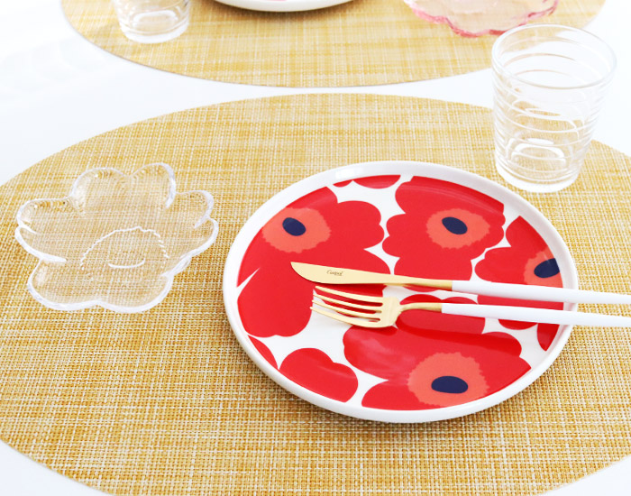 新品タグ付き　完売　マリメッコ　プレイスマットと皿のセット　ウニッコ Pieni Unikko プレイスマット | Maija Isola | Marimekko (マリメッコ