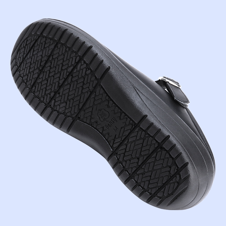 柔軟性と弾力のある軽量ソールを使用