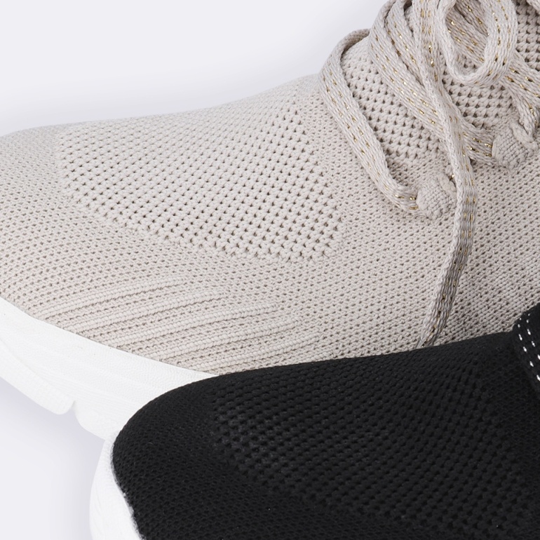 ニット素材で足元爽やか