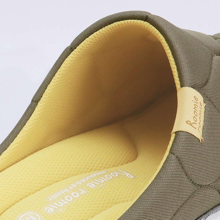 足あたりソフトな甲素材を使用