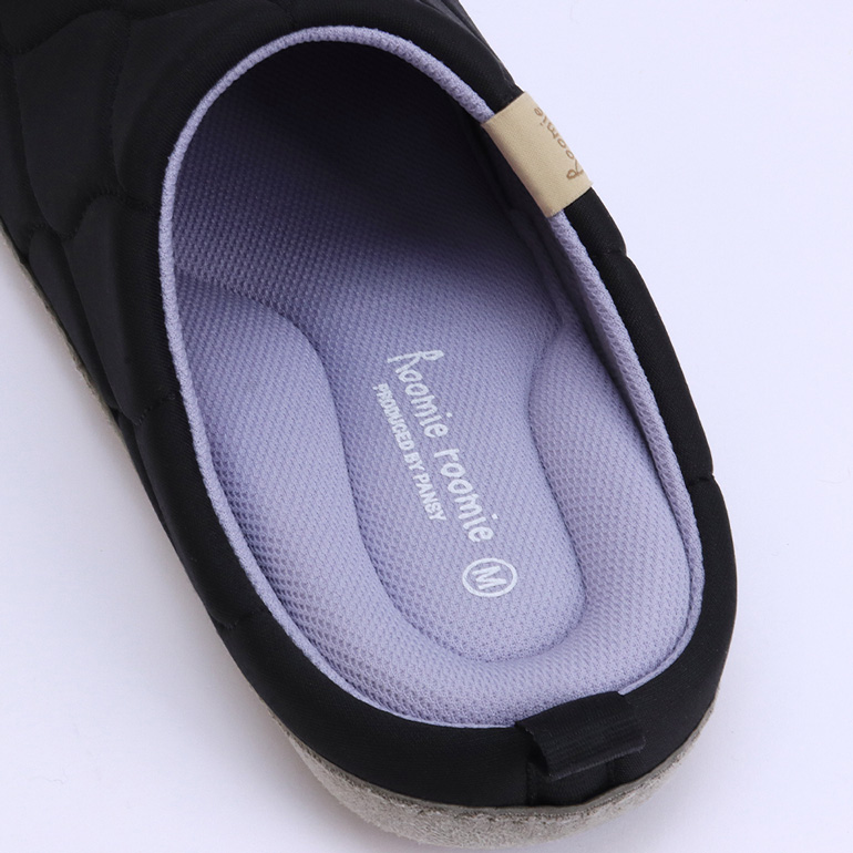 ふかふかの中敷きが足裏を支えます