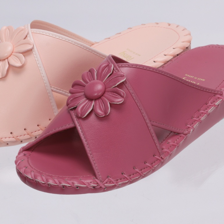 足へのフィット感が良い手編み仕上げ