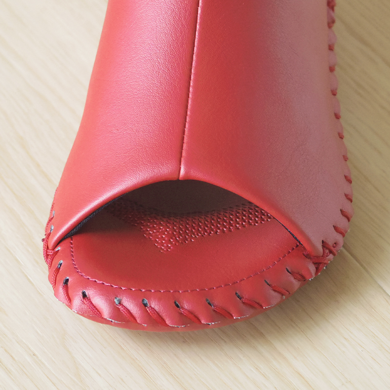 【ポイント1】手縫い製法でしなやかで優しい履き心地。おうちでゆっくりリラックスできます。