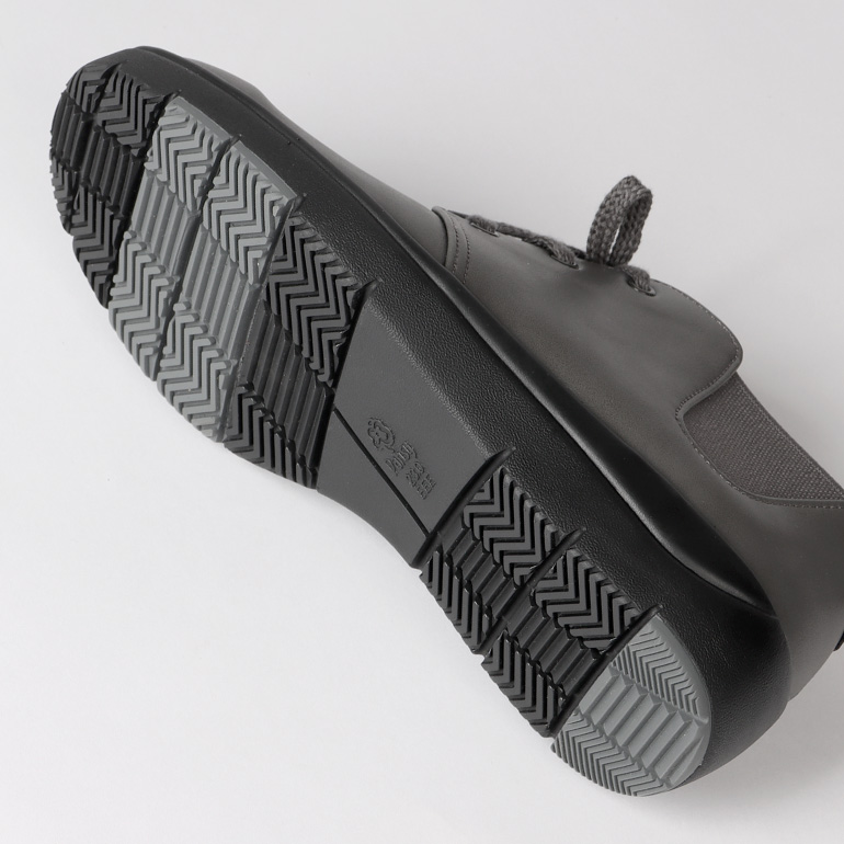 スムーズな歩き心地の軽量ソール