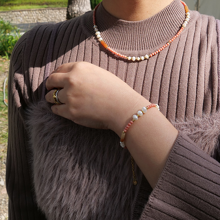 いつものコーデにワンポイントプラスするだけで、雰囲気ががらりと変わります。