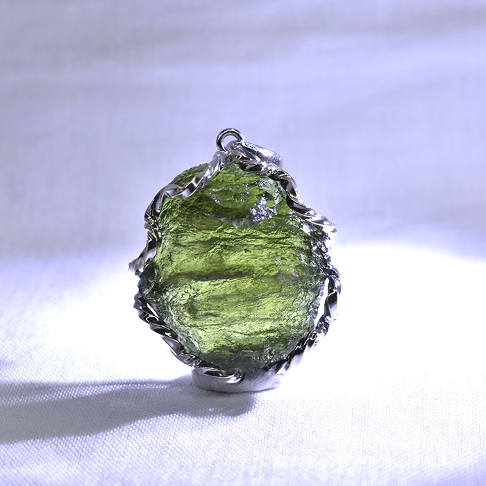 ペンダントトップ モルダバイト 隕石 7.75g 天然石 パワーストーン 1点
