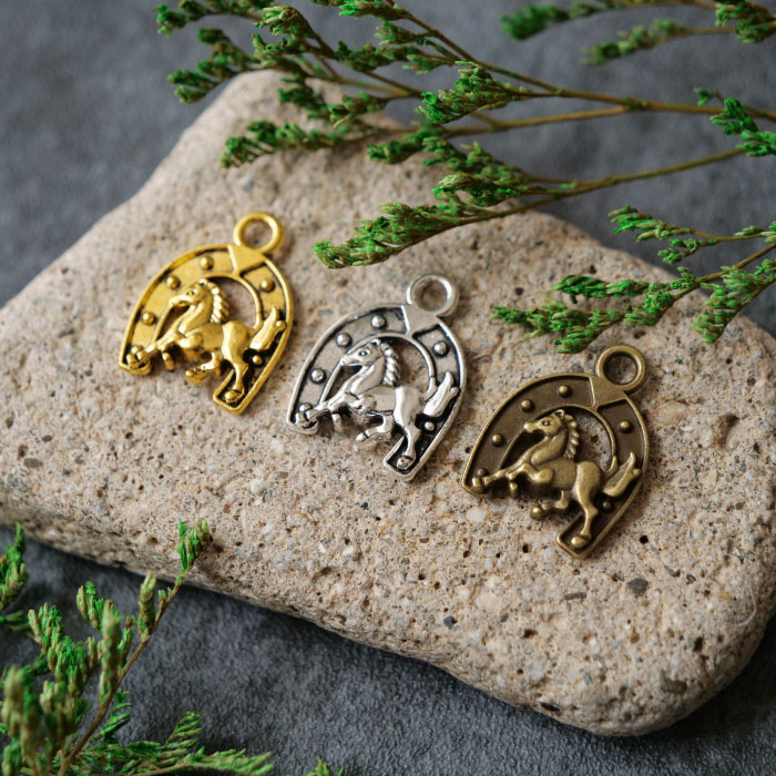 2026年干支【馬 蹄鉄】10個 チャーム 馬 干支飾り約23×17.5mm 厚さ3mm