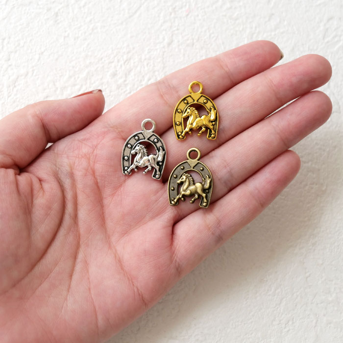 2026年干支【馬 蹄鉄】10個 チャーム 馬 干支飾り約23×17.5mm 厚さ3mm