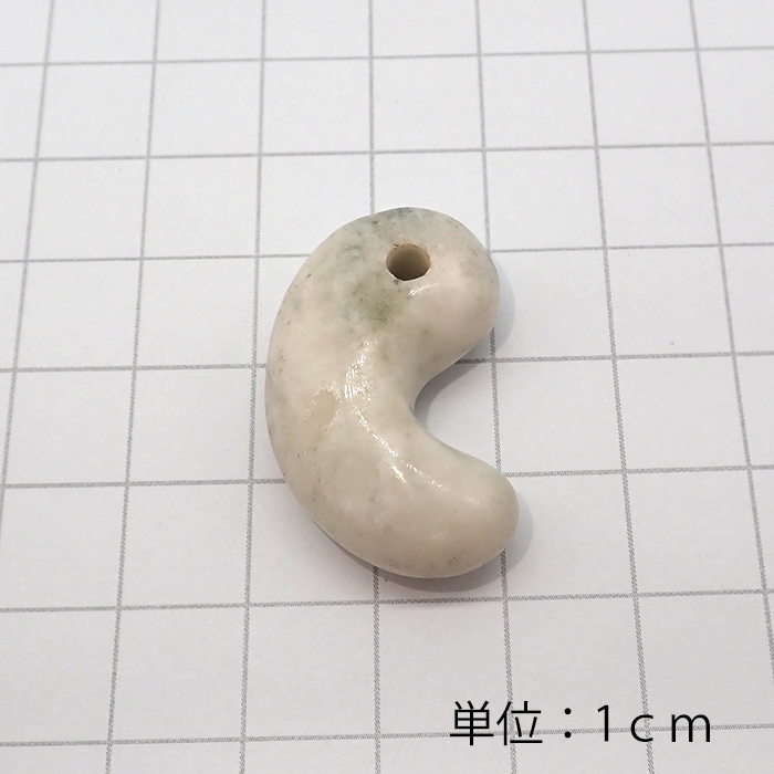 勾玉　古代 　２５０４０３ 日本銘石 糸魚川翡翠勾玉 【24012230】天然石 古代勾玉 ビーズ
