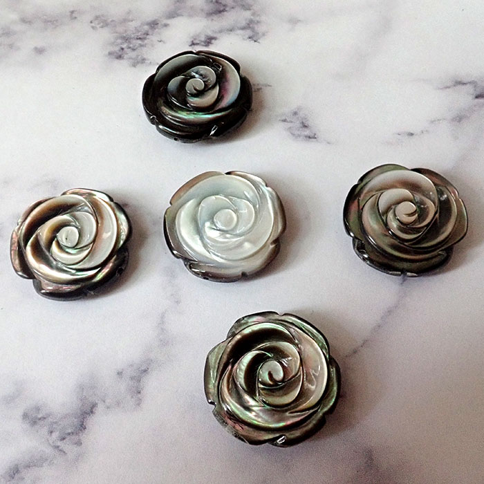 ビーズ パーツ シェル 1個 薔薇彫り ブラック 両穴 直径約20mm 両面