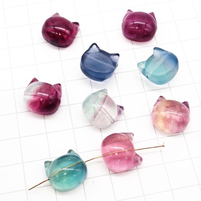 フローライト❀猫ちゃんパーツ ネコ ビーズ フローライト 縦穴 横穴 10個売り マルチフローライト