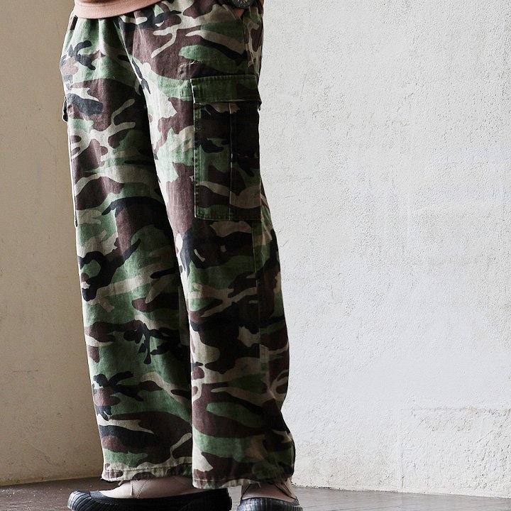 迷彩柄 ジッパーポケット付きパンツ 迷彩柄 ジッパーポケット付きパンツ