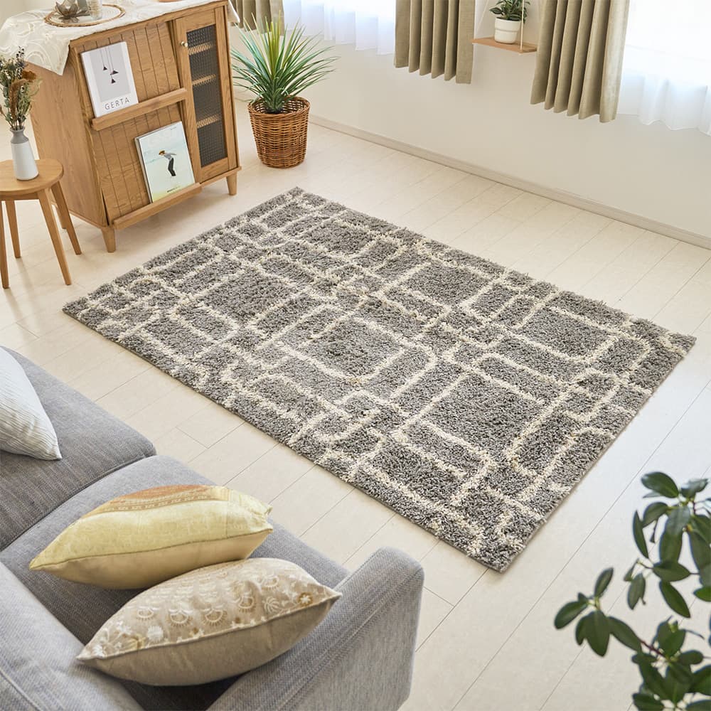 ラグ 淡い色合いの幾何学柄がシンプルで合わせやすいシャギーラグ