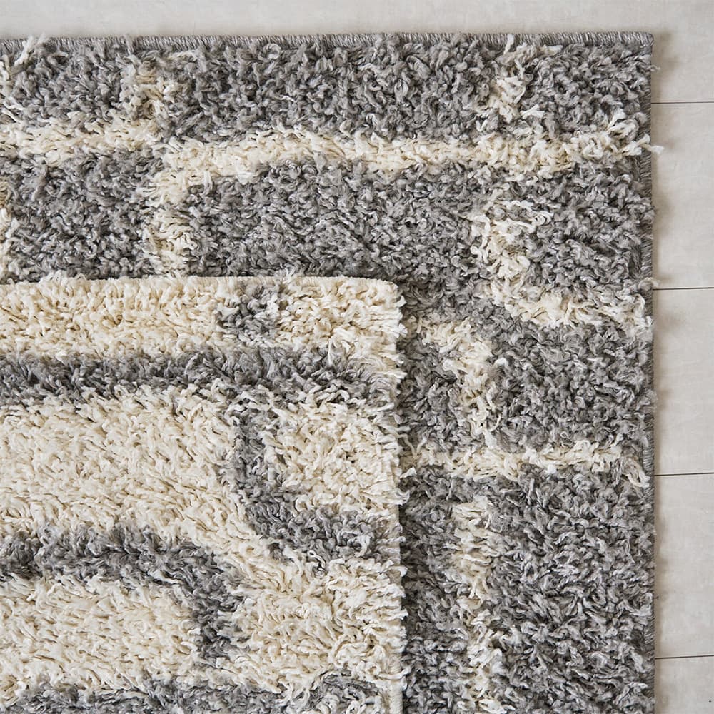 ラグ 淡い色合いの幾何学柄がシンプルで合わせやすいシャギーラグ