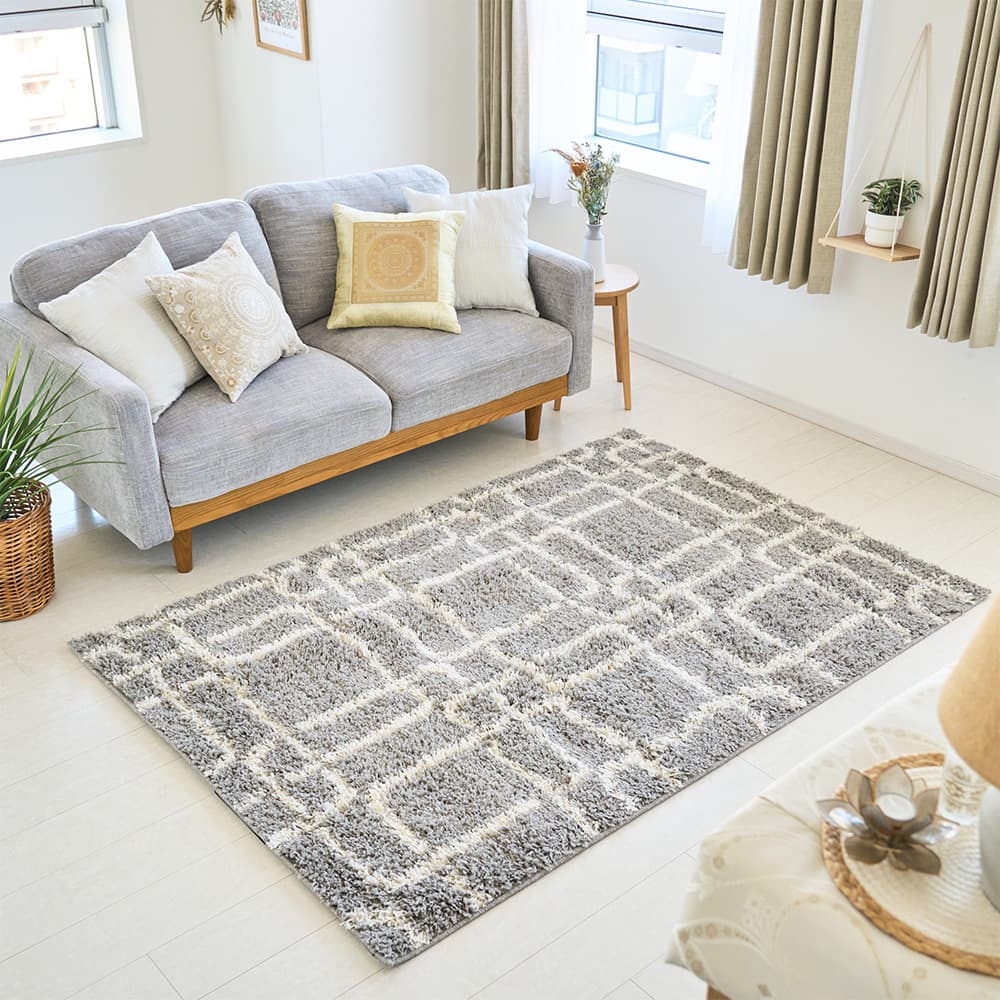 ラグ 淡い色合いの幾何学柄がシンプルで合わせやすいシャギーラグ