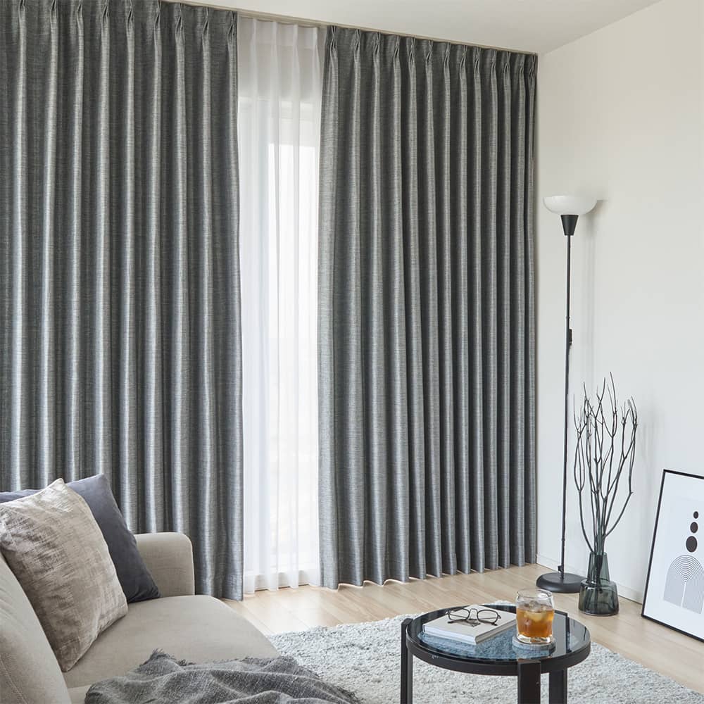 遮光カーテン 艶が叶えるリュクスなアーバンスタイル、無地カーテンで