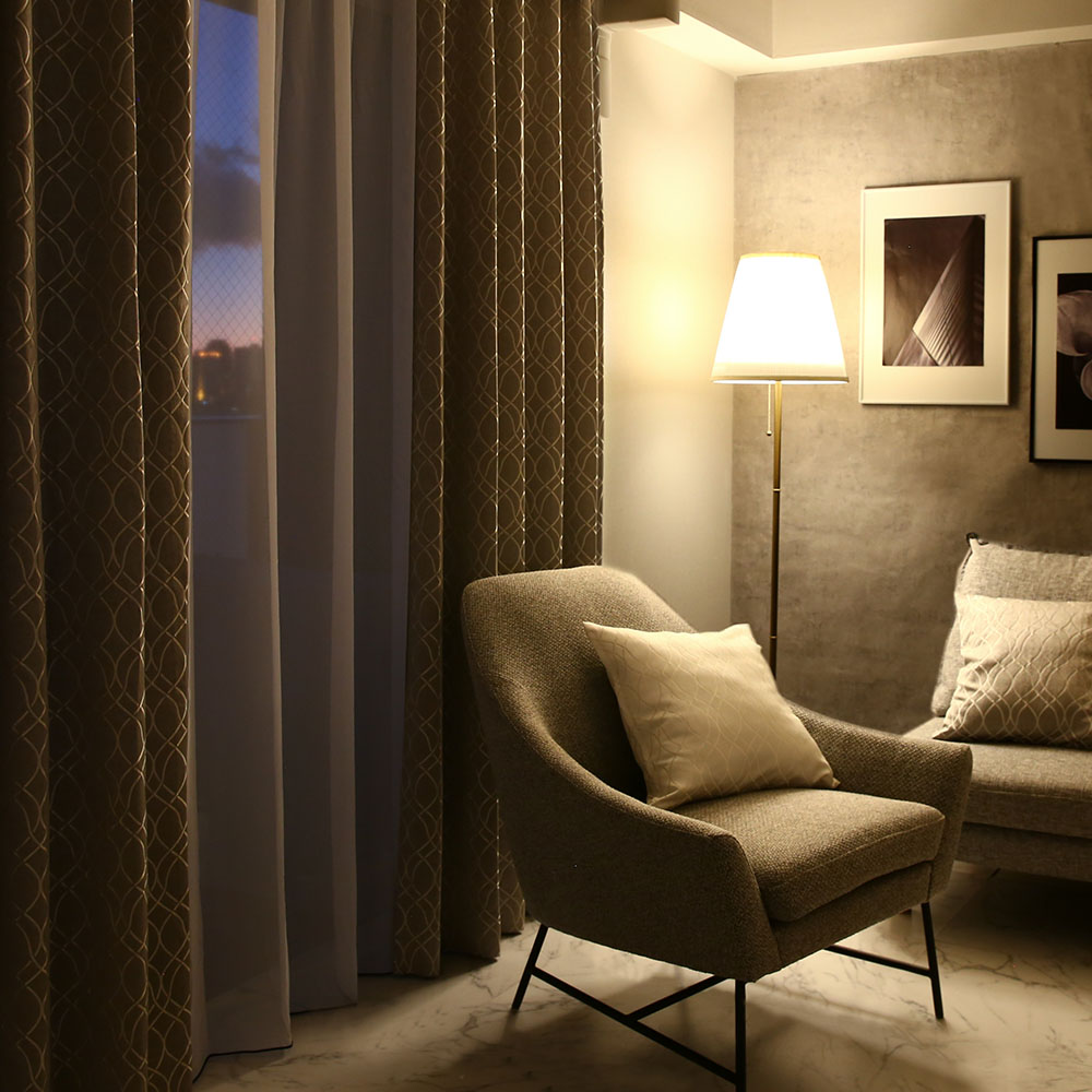 ジャガード 光沢糸で贅沢に描いたラインが美しい、窓辺をシックに装う