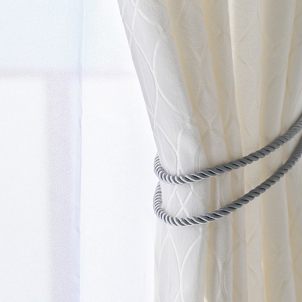 ジャガード 光沢糸で贅沢に描いたラインが美しい、窓辺をシックに装う