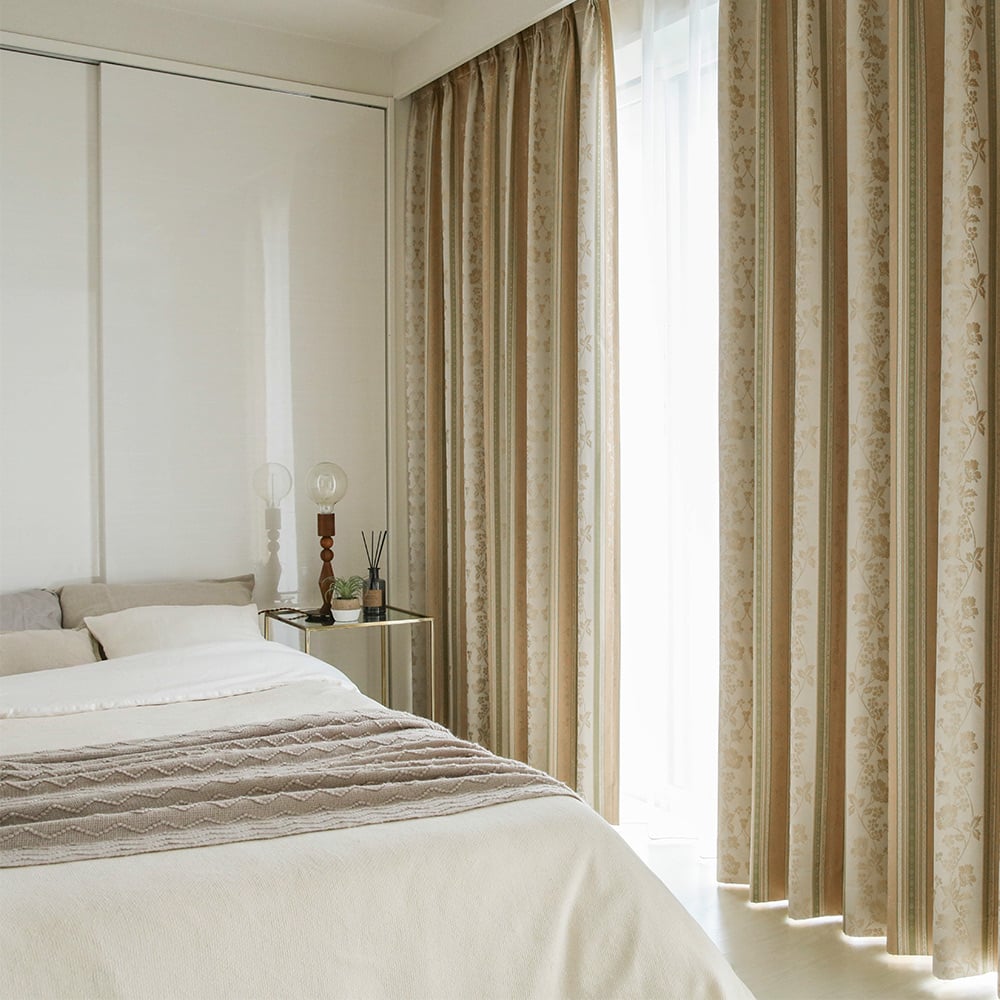 ジャガード 完全遮光カーテン 優美な唐草をリボン状のストライプに