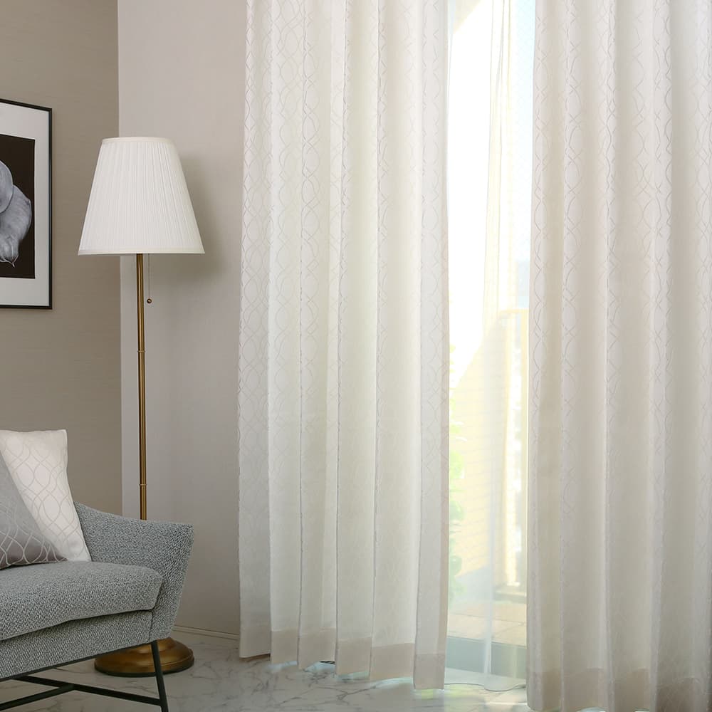 ジャガード 光沢糸で贅沢に描いたラインが美しい、窓辺をシックに装う