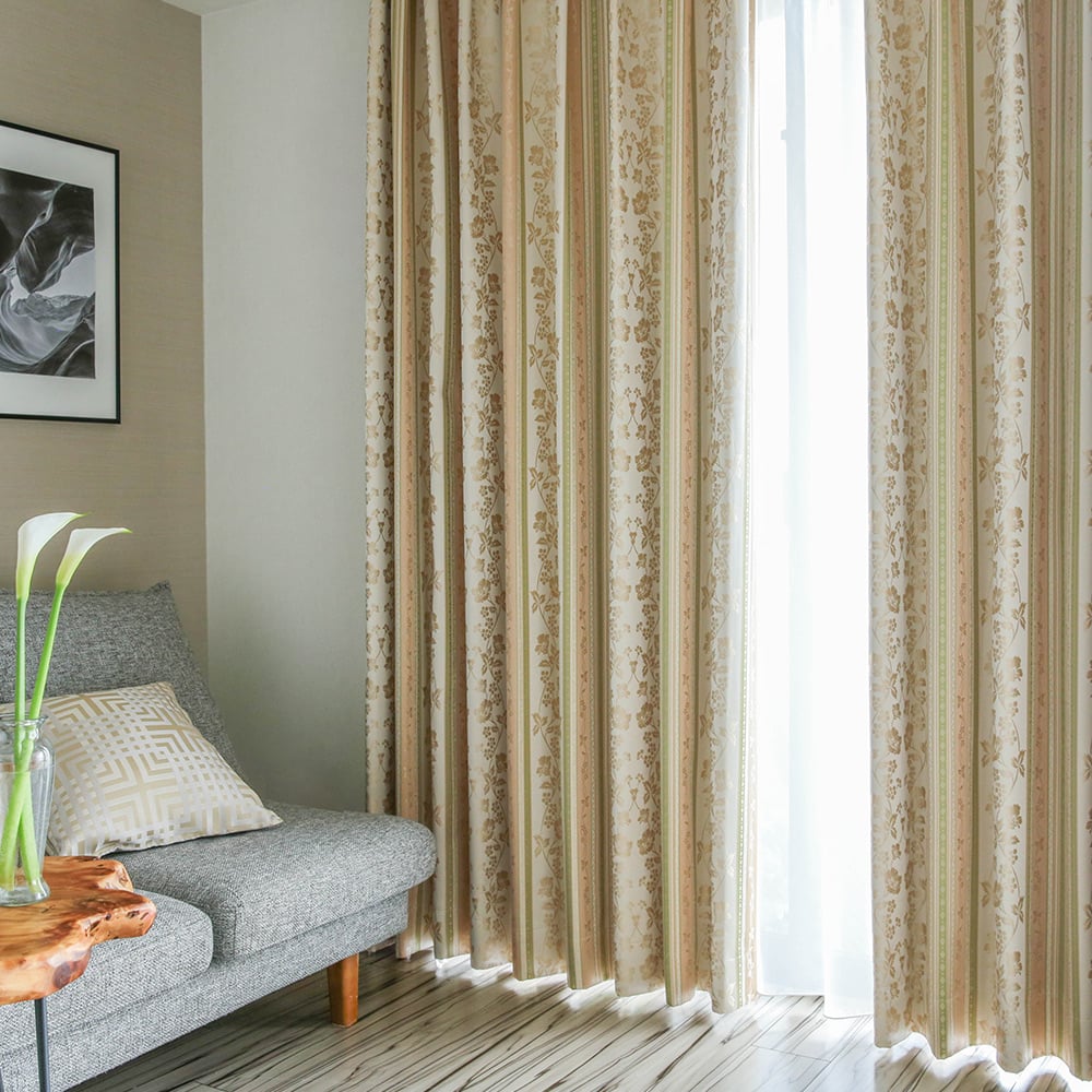 ジャガード 完全遮光カーテン 優美な唐草をリボン状のストライプに