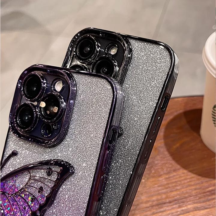 iPhone全機種対応ゴールド蝶が輝く高級スマホケース立体感あふれる幻想デザイン iPhone全機種対応 ゴールド蝶が舞う高級感スマホケース – 光と