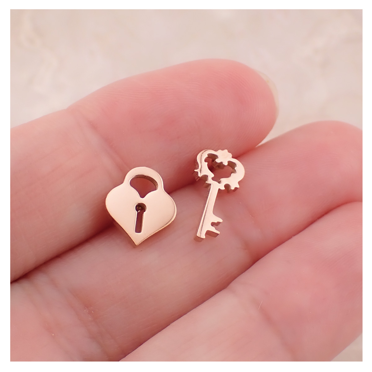 ピアス レディース サージカルステンレス製 ハート 鍵 施錠