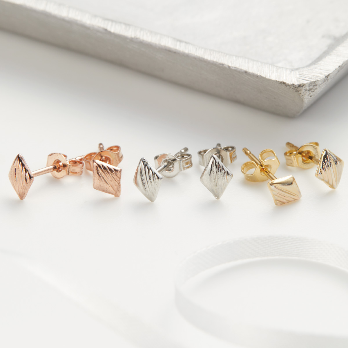 Yahoo! Yahoo!ショッピング(ヤフー ショッピング)ピアス 日本製 パーフェクトコーティング ニッケルフリー ひし形 菱形 ダイヤ 極小 目立ちにくい 金属アレルギー対応
