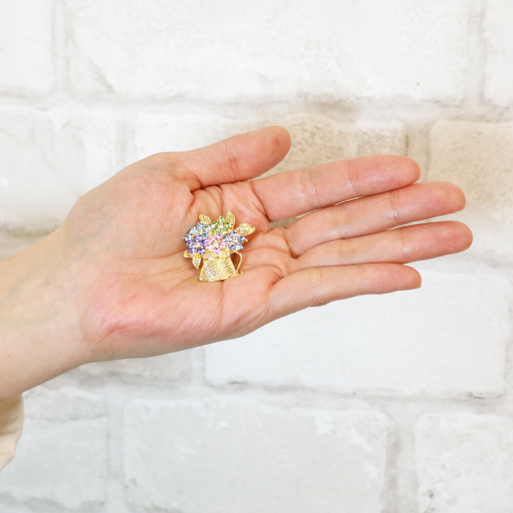 ジャケットの襟元を飾りつけるフラワーブーケブローチ ストール