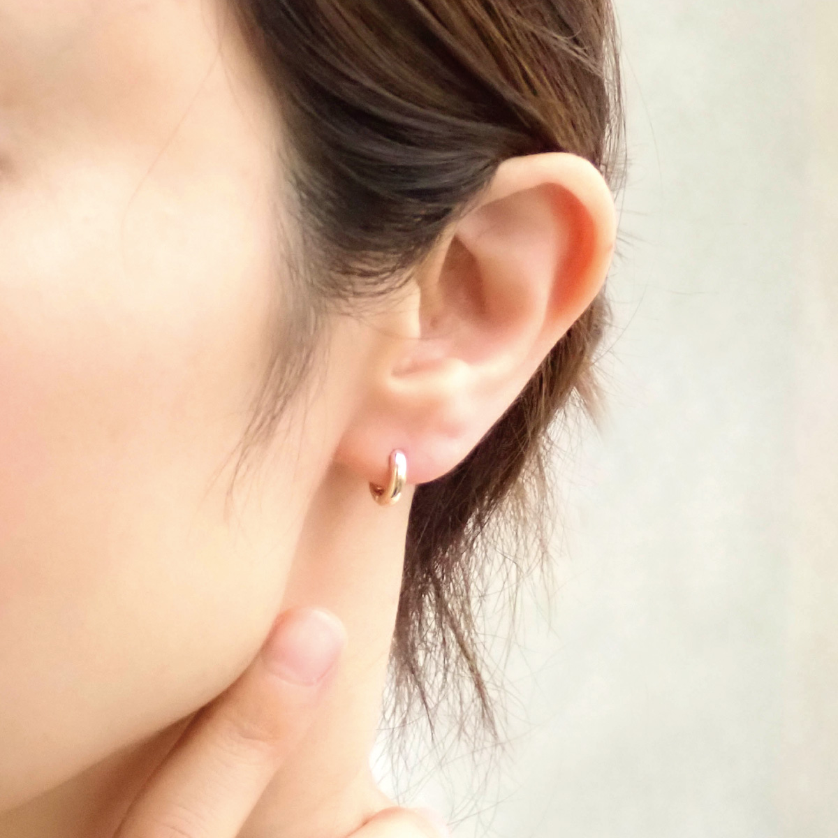 ふっくらした形が可愛い カチッと止まるワンタッチフープピアス