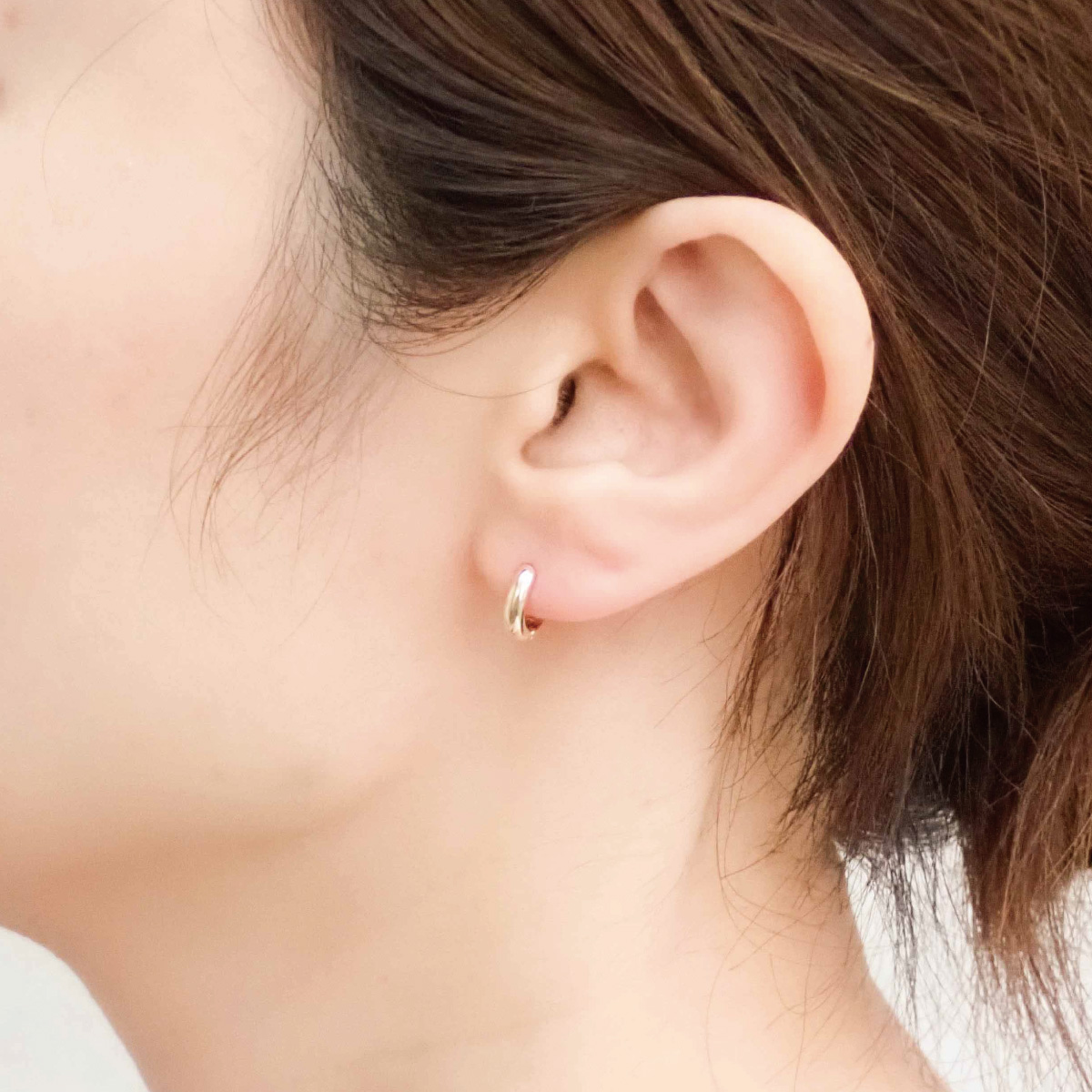 ふっくらした形が可愛い カチッと止まるワンタッチフープピアス