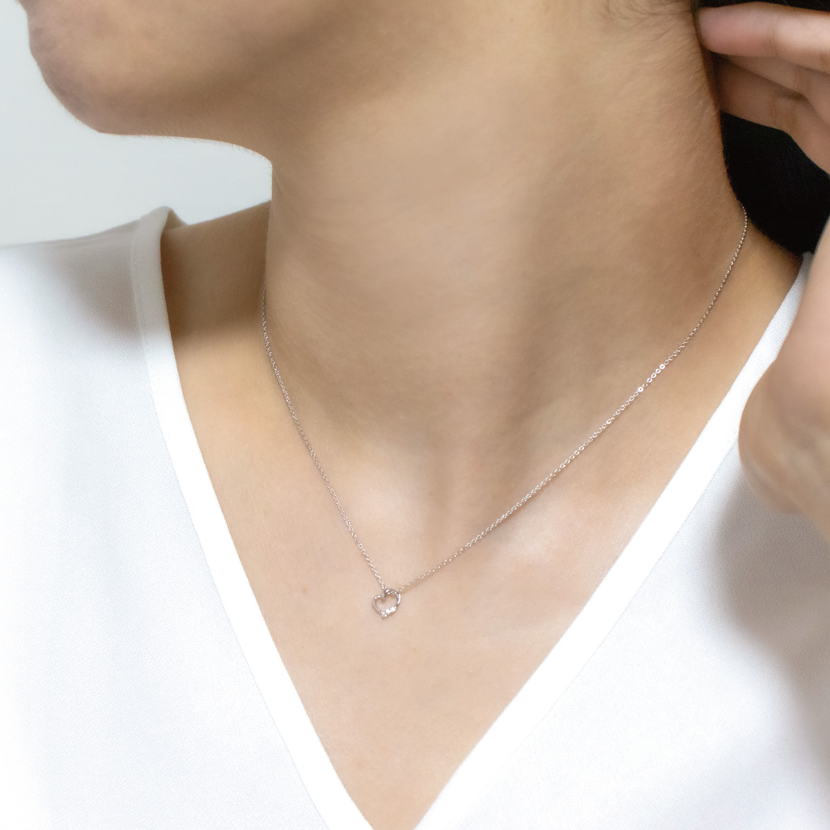 ネックレス ペンダント レディース シルバー925 キュービックジルコニア Cheri close to me 彫刻 刻印 オープンハート ハート型 ミニ 小さめ 金属アレルギー対応の画像