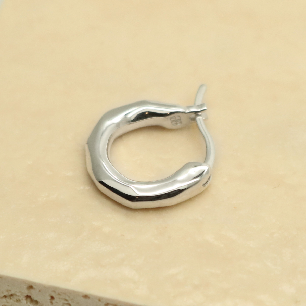 ピアス フープ レディース メンズ 刻印可能 片耳用 1個売り シルバー925 小さめ 小ぶり シンプル 上品 お揃い ペアにも お肌に優しいの画像