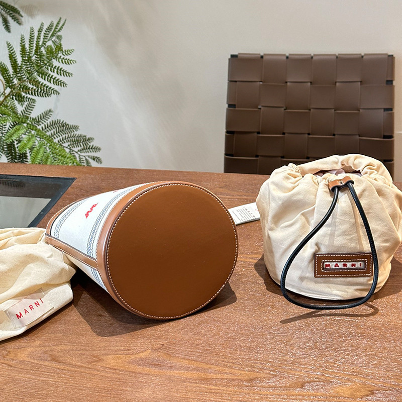 【大人気】MARNI マルニ ブラウンレザーフレームバッグ MARNI(マルニ) ブラウン レザーとラフィアエフェクト