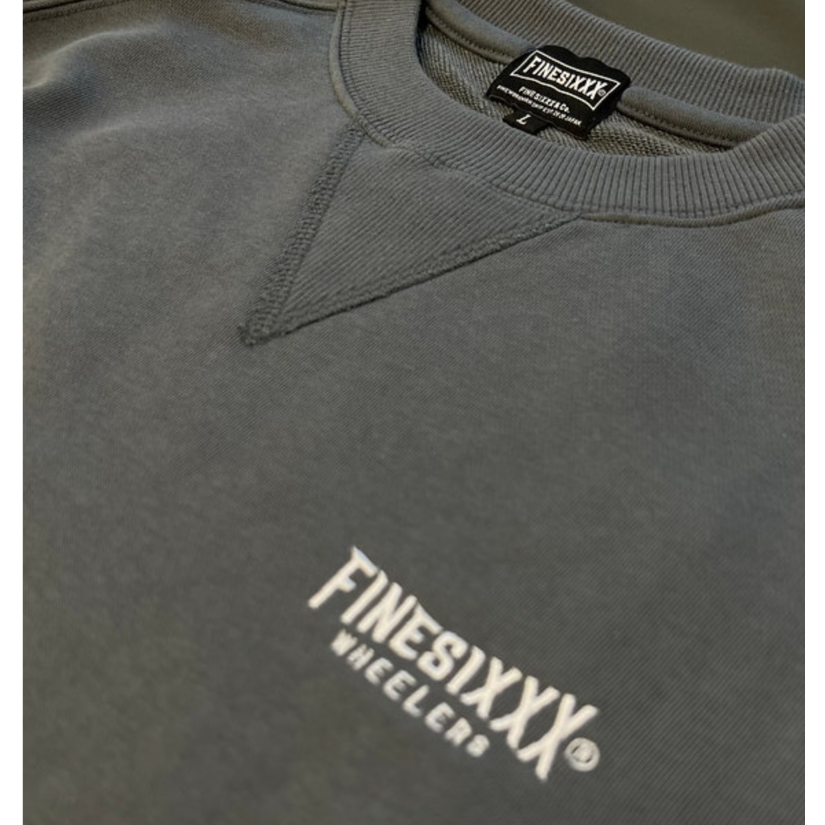 FINESIXXX(ファインシックス) TRADE MARK EMBROIDERY SWEAT 2色(BLACK