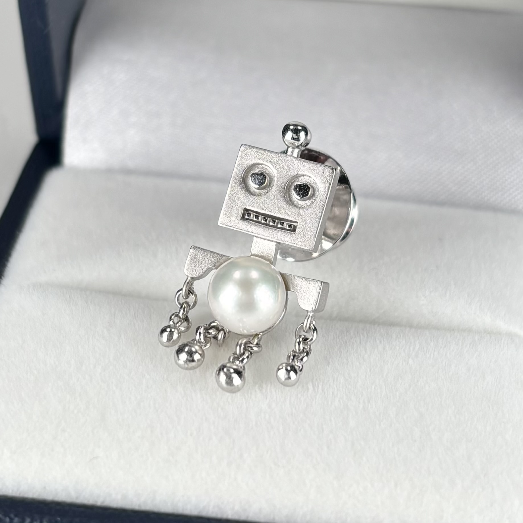 ブローチ シルバー製 アコヤ本真珠 銀細工アートフォルム C81＆857 676 ブローチ シルバー製 アコヤ本真珠 銀細工アートフォルム C81＆857 676