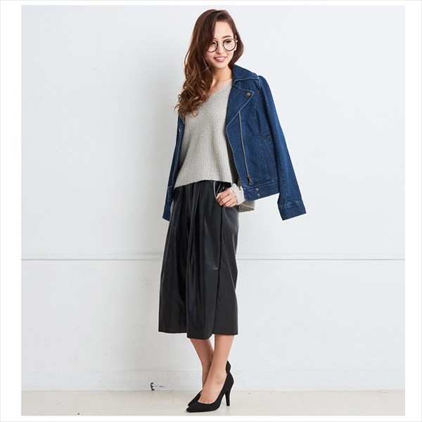 すっきりVネック サイドスリット入り クロップド丈ニット