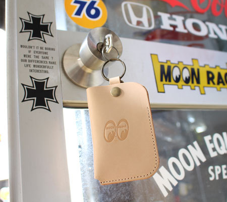 ムーンアイズ スマートキー ケース キーホルダー おしゃれ 革 アメリカン MOONEYES MOON Equipped スマートキーホルダー ブラック |  | 06