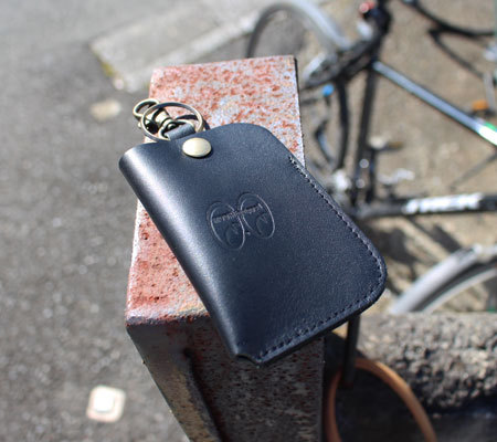 ムーンアイズ スマートキー ケース キーホルダー おしゃれ 革 アメリカン MOONEYES MOON Equipped スマートキーホルダー ブラック |  | 07