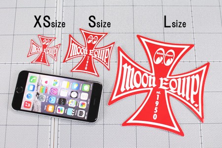 ムーンアイズ(MOONEYES)ステッカーMOONEquipアイアンクロスレッドのサイズ