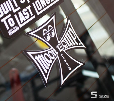 ムーンアイズ(MOONEYES)ステッカーMOONEquipアイアンクロスサイズSの使用例1
