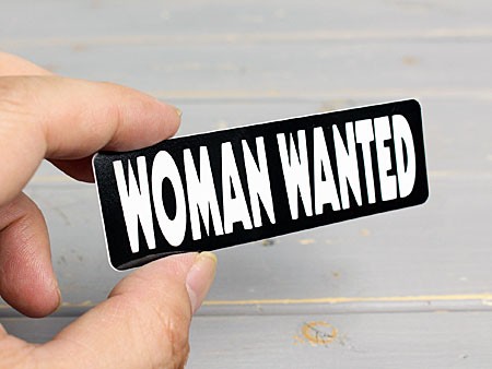 ヘルメットステッカー WOMAN WANTED 女ほしい！の大きさ