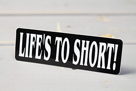 ヘルメットステッカー（シール、デカール） LIFE'S TOO SHORT！（人生は短すぎる！）