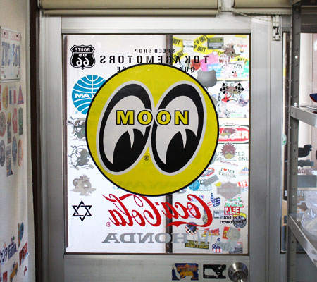 ムーンアイズ ステッカー 車 アメリカン おしゃれ バイク ヘルメット かっこいい アメ車 ホットロッド MOONEYES アイボール 直径約４５cm |  | 03