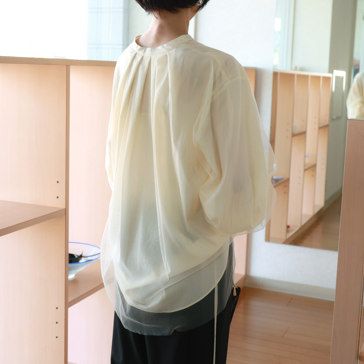 CHIGNON (シニヨン）　チュールレイヤード　ふんわりスリーブ&バンドカラー ブラウス CHIGNON (シニヨン） チュールレイヤード ふんわりスリーブ