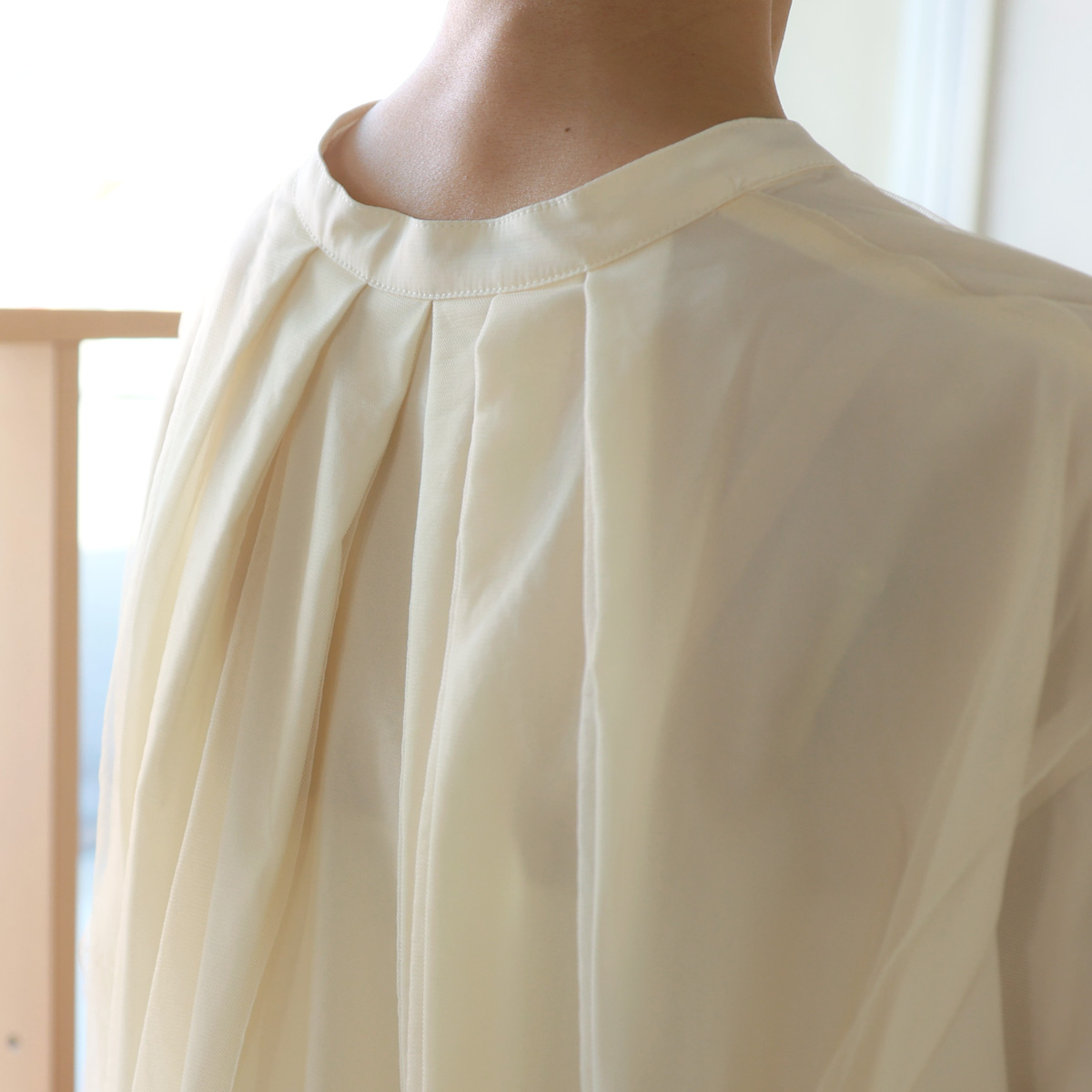 CHIGNON (シニヨン）　チュールレイヤード　ふんわりスリーブ&バンドカラー ブラウス CHIGNON (シニヨン） チュールレイヤード ふんわりスリーブ